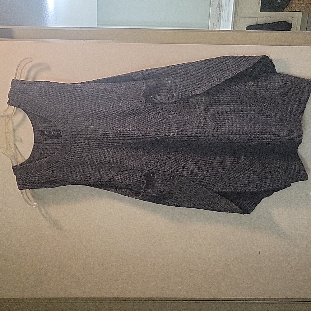 Gray, sleeveless top/vest